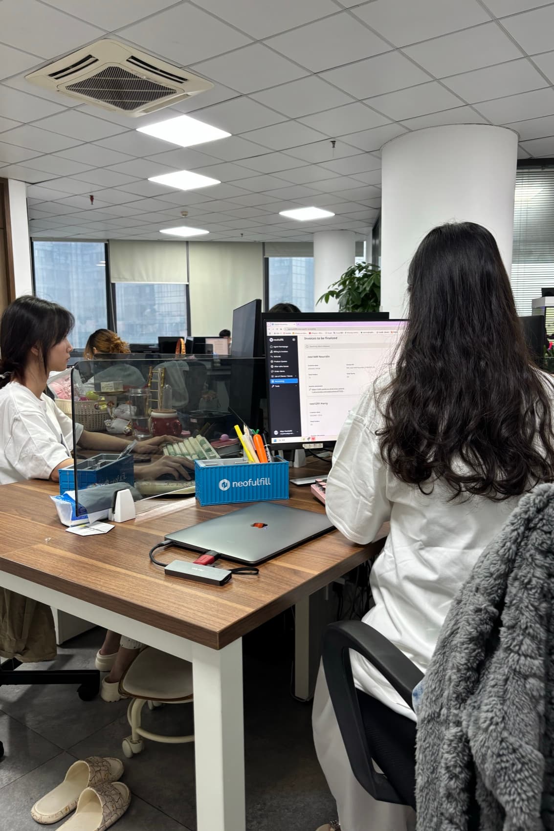 The Neofulfill operating team at work in the Shenzhen office.